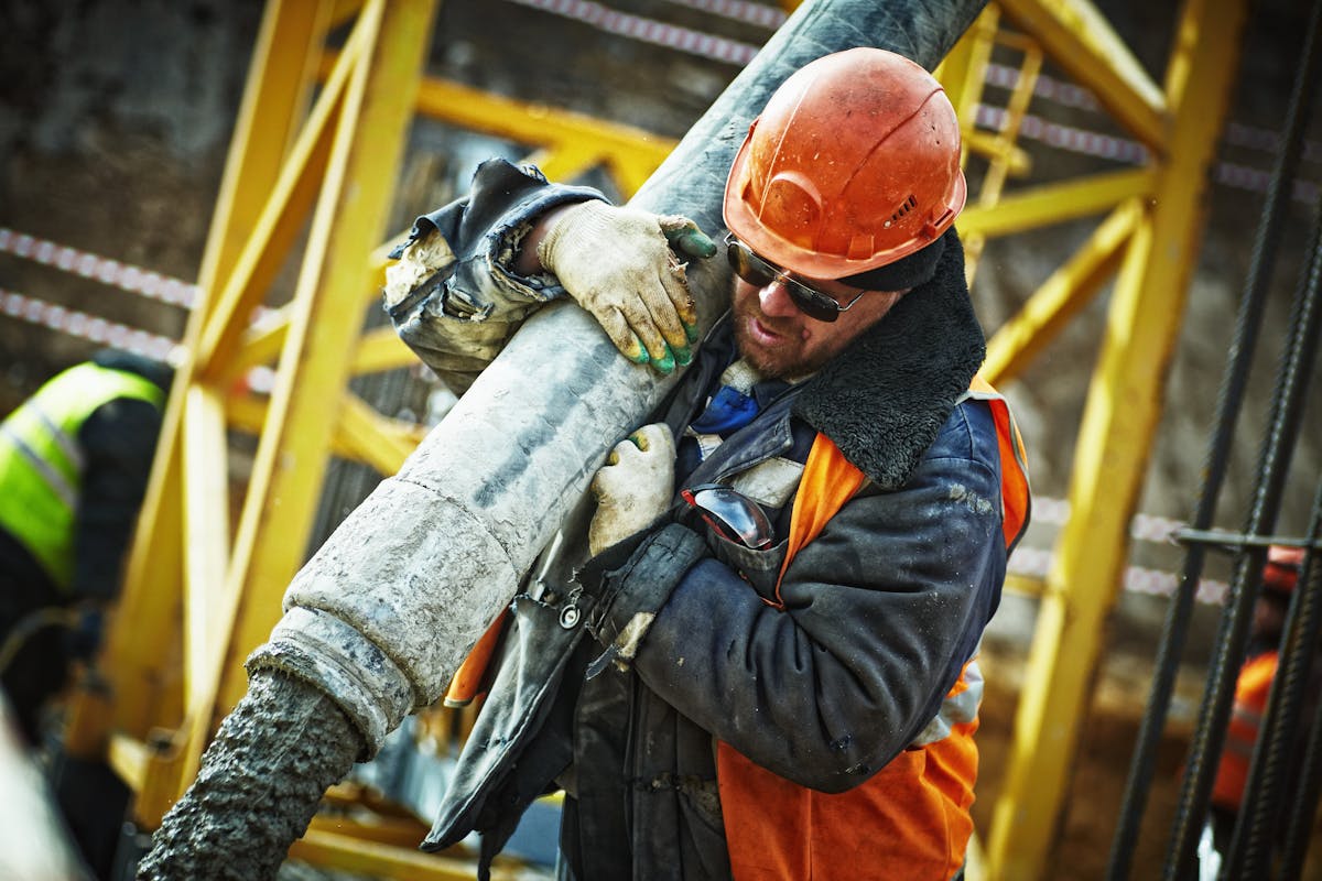 Supervision de obra con gruas y equipo de seguridad